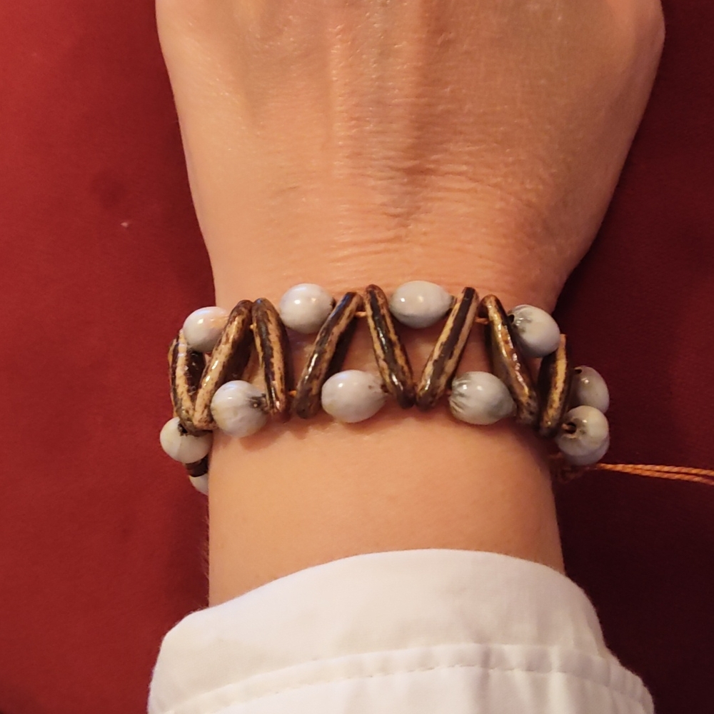 Adjustable bracelet, made of natural materials